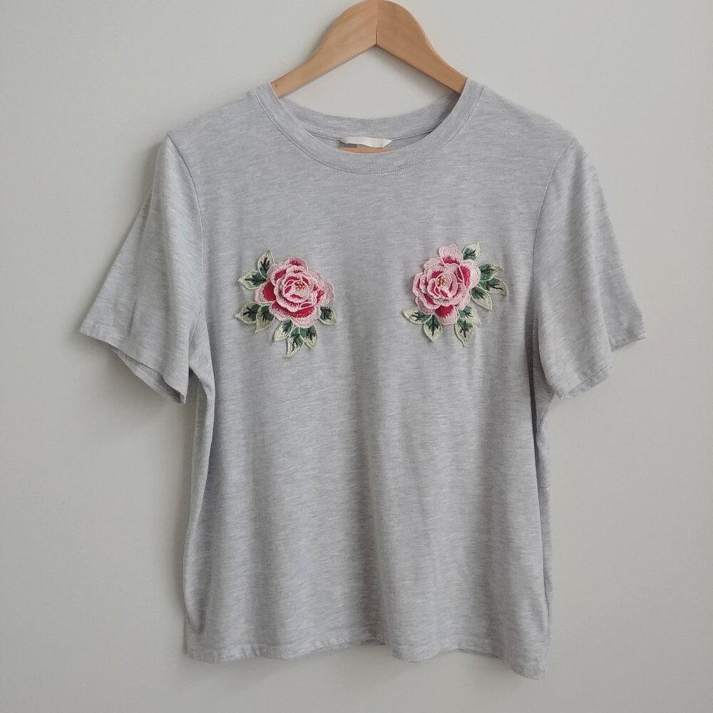 4/$20 Light grey tee shirt T-shirt with embroidered pink rose appliques Medium